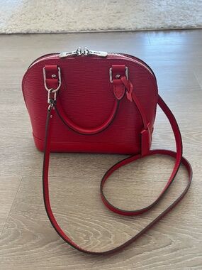 Louis Vuitton alma bb in epi leather!